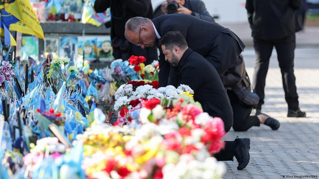 El presidente ucraniano y el canciller alemán depositan sendas velas (que no se ven en la imagen), junto a las flores que adornan el monumento a los soldados caídos en combate en la Plaza de la Independencia de Kiev (también conocida como Maidán). El presidente ucraniano y el canciller alemán depositan sendas velas (que no se ven en la imagen), junto a las flores que adornan el monumento a los soldados caídos en combate en la Plaza de la Independencia de Kiev (también conocida como Maidán).