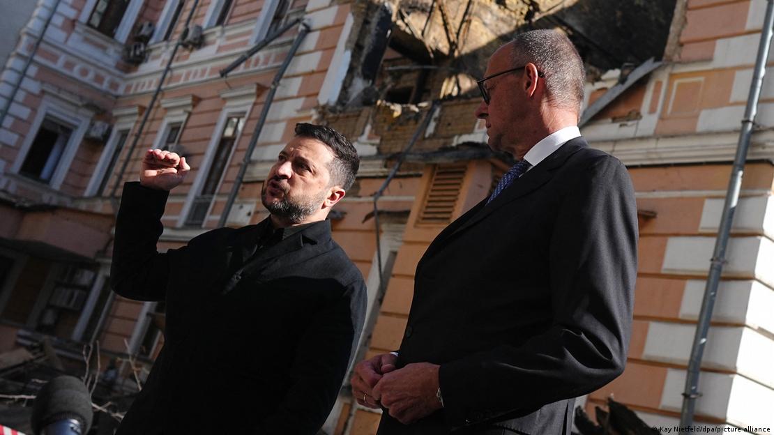 O chanceler federal alemão Friedrich Merz visita área bombardeada em Kiev ao lado do presidente Volodimir Zelensky; foto do dia 4 de outubro de 2026