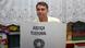 Flávio Bolsonaro acude a depositar su voto. Su cabeza emerge tras un cartel blanco con letras negras, donde pone en portugués: "Justicia electoral".