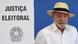 Luiz Inácio Lula da Silva, en el momento de ir a votar, junto a un cartel blanco que pone en portugués "Justicia electoral".
