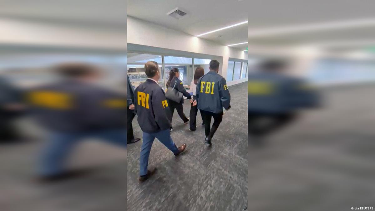 Wanying Zhang在洛杉矶机场被FBI逮捕。