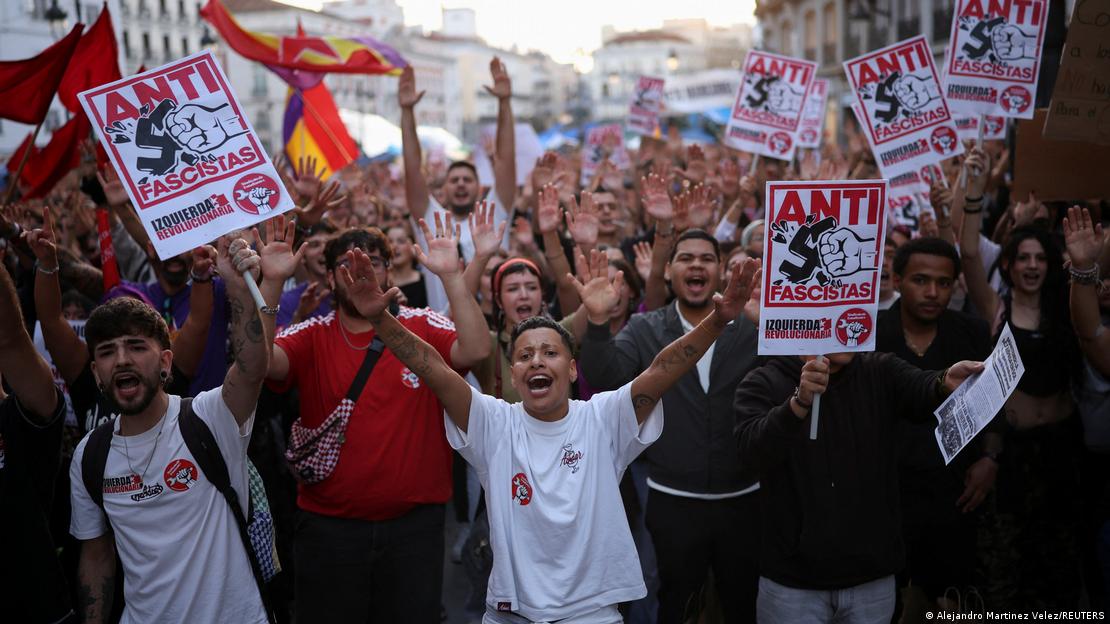 Protestues në Madrid duke mbajtur pankarta në duar.