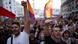 Konut krizi nedeniyle Madrid'deki Puerta del Sol meydanında düzenlenen gösterideki katılımcılar slogan atarken