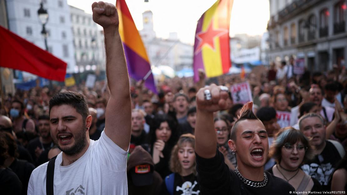 Konut krizi nedeniyle Madrid'deki Puerta del Sol meydanında düzenlenen gösterideki katılımcılar slogan atarken