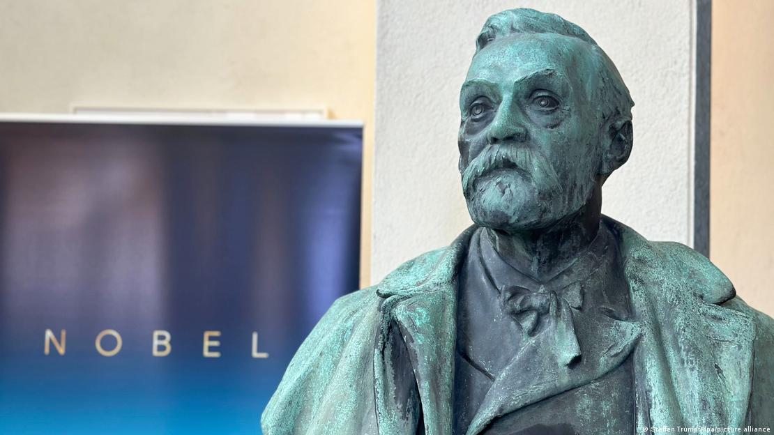 Un busto de Alfred Nobel situado junto a una pantalla donde se lee "Nobel", en el Foro Nobel del Instituto Karolinska de Estocolmo.