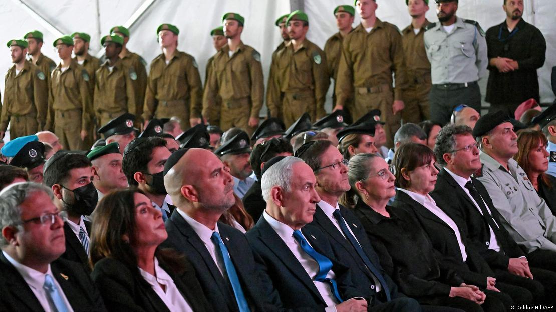 Benjamín Netanyahu asistió junto a políticos y legisladores a la ceremonia conmemorativa del tercer aniversario del 7 de octubre, en el cementerio militar Monte Herzl, en Jerusalén. (5.10.2026). Benjamín Netanyahu asistió junto a políticos y legisladores a la ceremonia conmemorativa del tercer aniversario del 7 de octubre, en el cementerio militar Monte Herzl, en Jerusalén. (5.10.2026).