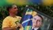 Flávio Bolsonaro (izquierda) viste un uniforme deportivo y sostiene una imagen de su padre, Jair Bolsonaro (derecha), durante la campaña electoral por la presidencia de Brasil en 2026. Flávio Bolsonaro (izquierda) viste un uniforme deportivo y sostiene una imagen de su padre, Jair Bolsonaro (derecha), durante la campaña electoral por la presidencia de Brasil en 2026.