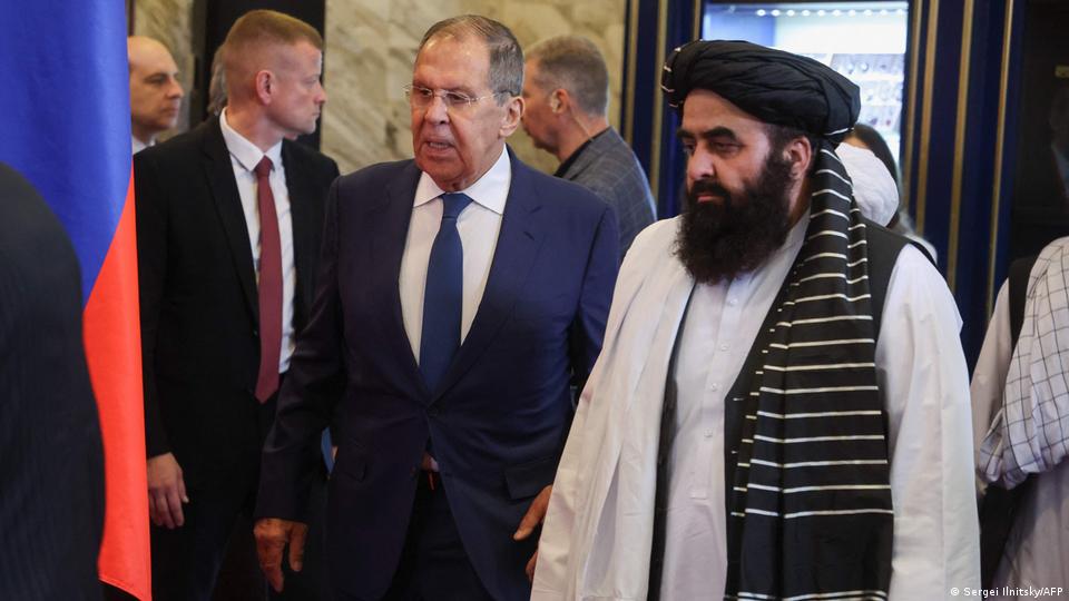 افغانستان میں طالبان حکومت کے وزیر خارجہ امیر خان متقی کی روسی وزیر خارجہ سیرگئی لاوروف کے ساتھ پیر پانچ اکتوبر کو ماسکو میں لی گئی ایک تصویر افغانستان میں طالبان حکومت کے وزیر خارجہ امیر خان متقی کی روسی وزیر خارجہ سیرگئی لاوروف کے ساتھ پیر پانچ اکتوبر کو ماسکو میں لی گئی ایک تصویر