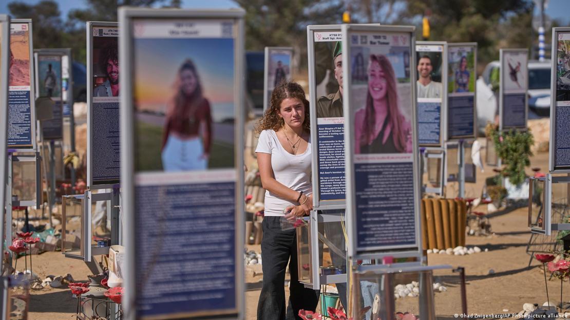Varias personas visitan el lugar conmemorativo de la masacre perpetrada por terroristas de Hamás en el festival de música Nova, cerca del kibutz Reim, en el sur de Israel, donde fueron asesinadas 397 personas, en su mayoría, mujeres y hombres jóvenes. Varias personas visitan el lugar conmemorativo de la masacre perpetrada por terroristas de Hamás en el festival de música Nova, cerca del kibutz Reim, en el sur de Israel, donde fueron asesinadas 397 personas, en su mayoría, mujeres y hombres jóvenes.