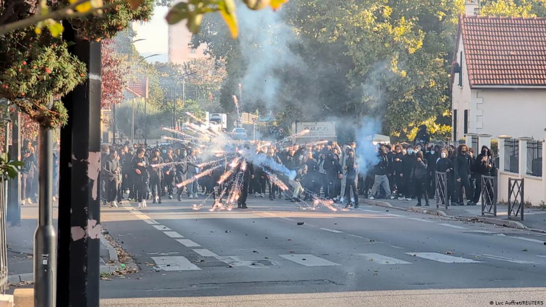 Un manifestante enciende material pirotécnico durante los enfrentamientos con la Policía en Sartrouville, en protestas estudiantiles. (5.10.2026). Un manifestante enciende material pirotécnico durante los enfrentamientos con la Policía en Sartrouville, en protestas estudiantiles. (5.10.2026).