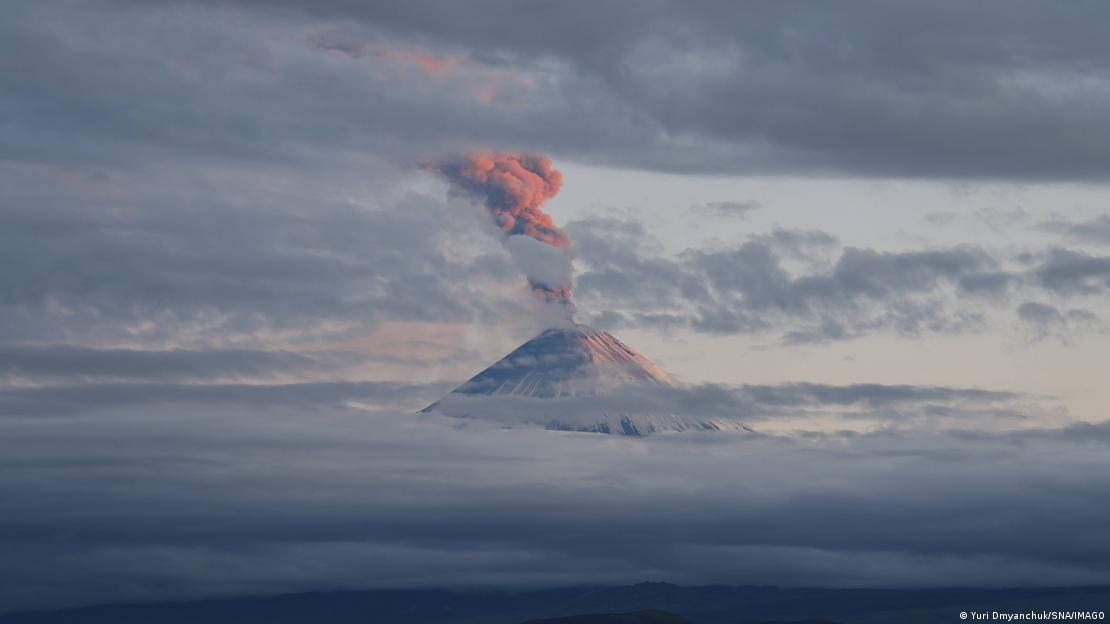 El volcán Krasheninnikov expulsa lava y ceniza durante su erupción, en la península de Kamchatka (Rusia), el 4 de agosto de 2025. El volcán Krasheninnikov expulsa lava y ceniza durante su erupción, en la península de Kamchatka (Rusia), el 4 de agosto de 2025.