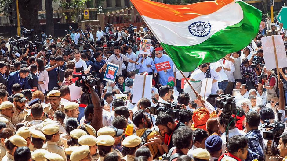 प्रदर्शन अधिकार पर पुलिस की पाबंदी, संविधान की कसौटी पर सवाल