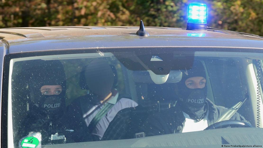 10月6日,德国警方同时逮捕了联邦情报局前局长汉宁,并在南部将另一位情报局前任工作人员曼弗雷德 D.逮捕。二人被控协作从事泄露和倒卖机密文件活动。图片显示在警车中,司机和副驾驶是蒙面警务人员,后排坐着嫌疑人曼弗雷德 D.。 10月6日,德国警方同时逮捕了联邦情报局前局长汉宁,并在南部将另一位情报局前任工作人员曼弗雷德 D.逮捕。二人被控协作从事泄露和倒卖机密文件活动。图片显示在警车中,司机和副驾驶是蒙面警务人员,后排坐着嫌疑人曼弗雷德 D.。