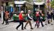 Pessoas caminham por Helsinque