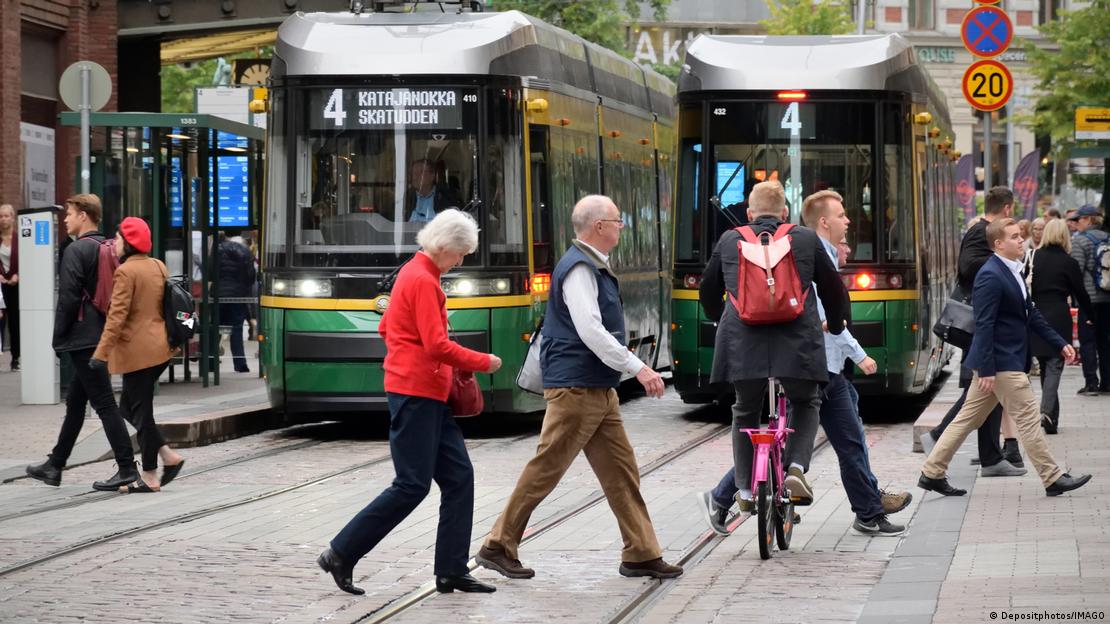 Pessoas caminham por Helsinque