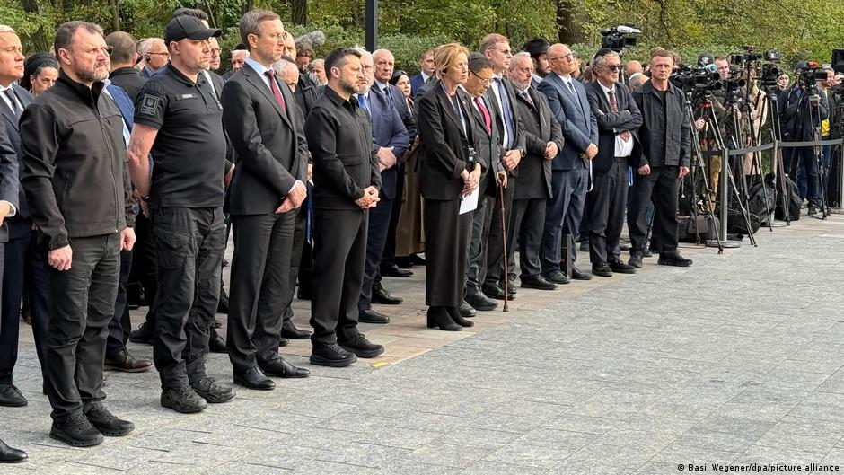 85 років трагедії: у Києві біля "Менори" вшанували пам'ять жертв розстрілів у Бабиному Яру