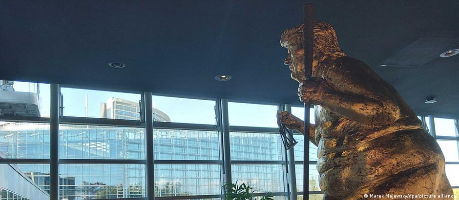 Estátua satírica do artista dinamarquês Jens Galschiot tem 2,5 metros de altura