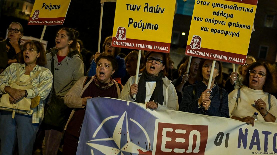 Un grupo de personas protestan con pancartas en Atenas frente al Parlamento griego contra la visita de Marco Rubio. (6.10.2026).