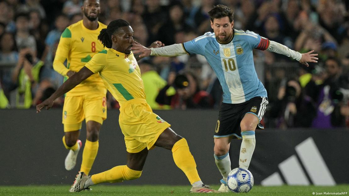 En la imagen se observa a Lionel Messi dominando el balón ante la marca de un jugador de Benín. En la imagen se observa a Lionel Messi dominando el balón ante la marca de un jugador de Benín.