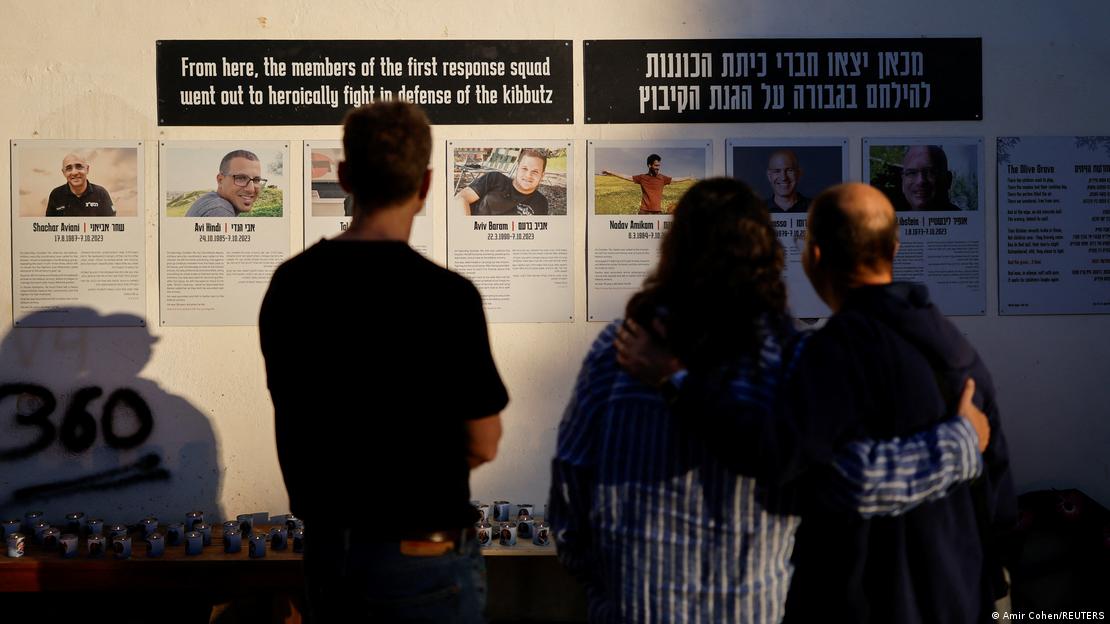 Varias personas observan un muro con las fotografías de las víctimas mortales del ataque terrorista de Hamás, asesinadas en el kibutz Kfar Aza durante el ataque del 7 de octubre de 2023, en el tercer aniversario de la masacre. (7.10.2026).