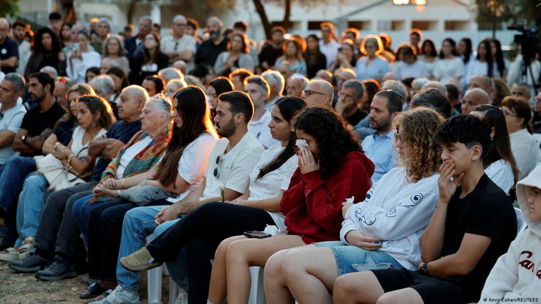Ciudadanos israelíes asisten a una ceremonia conmemorativa en el kibutz Kfar Aza, una de las localidades más afectadas por el mortífero ataque terrorista perpetrado por Hamás el 7 de octubre de 2023. Ciudadanos israelíes asisten a una ceremonia conmemorativa en el kibutz Kfar Aza, una de las localidades más afectadas por el mortífero ataque terrorista perpetrado por Hamás el 7 de octubre de 2023.