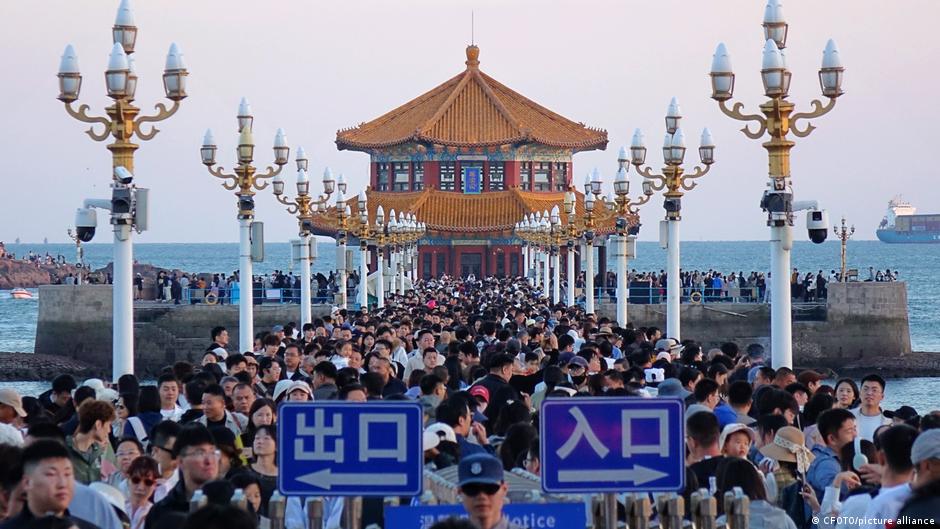 中國十一黃金週：旅遊潮持續 消費仍緊張
