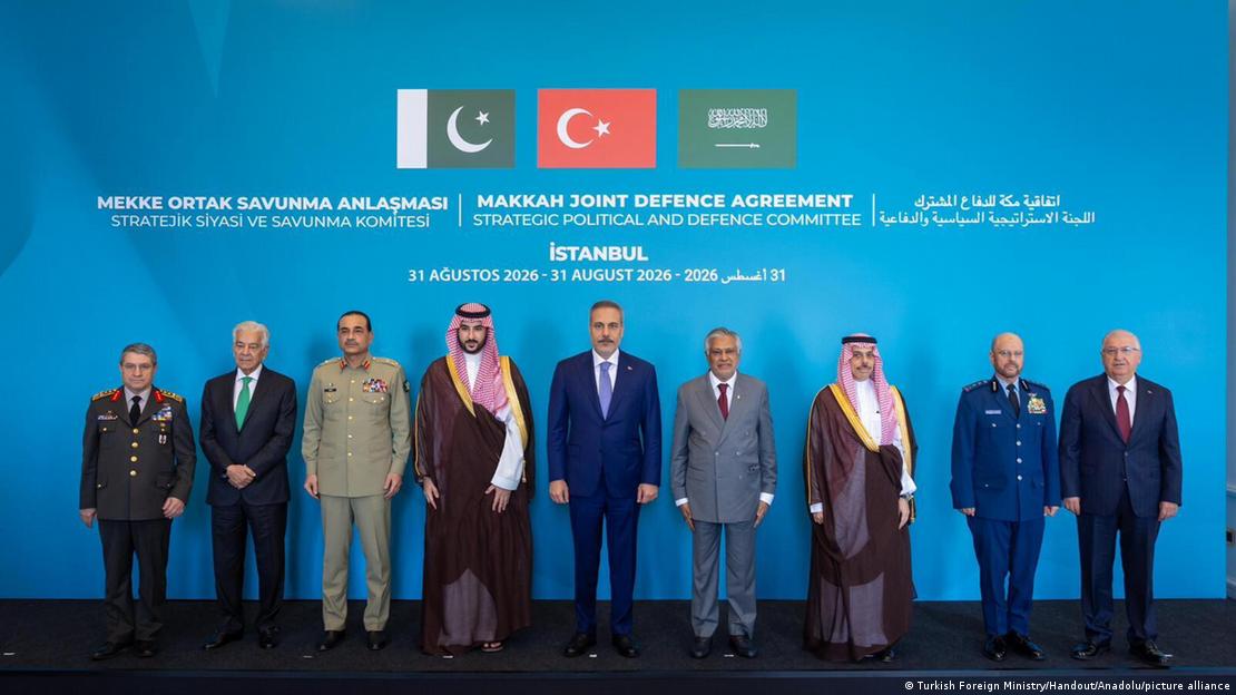 Mekke İttifakı'nın 31 Ağustos'ta İstanbul'da düzenlenen ilk toplantısında bakanlar yan yana basına poz veriyor Mekke İttifakı'nın 31 Ağustos'ta İstanbul'da düzenlenen ilk toplantısında bakanlar yan yana basına poz veriyor