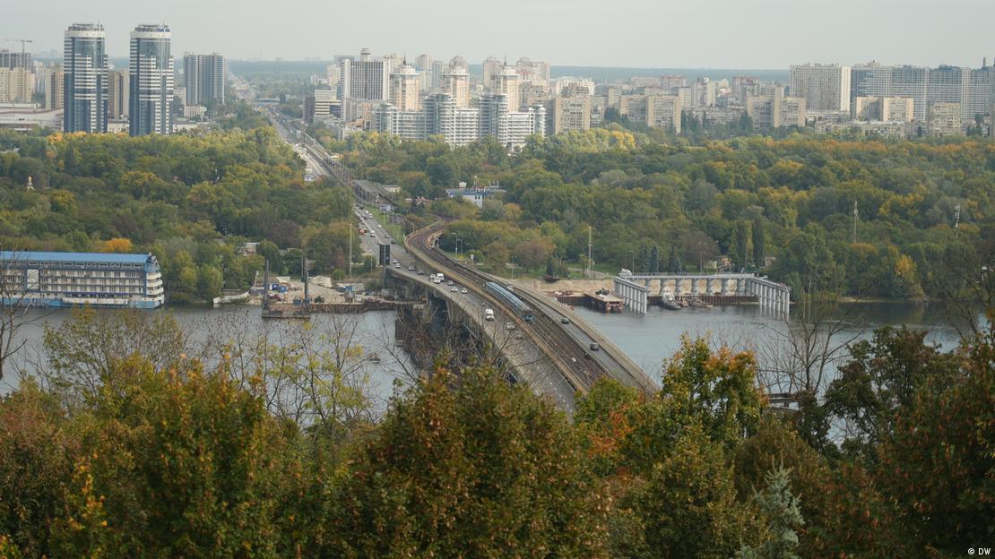 Мост Метро – один из двух мостов через Днепр в Киеве, где проходит линия метрополитена