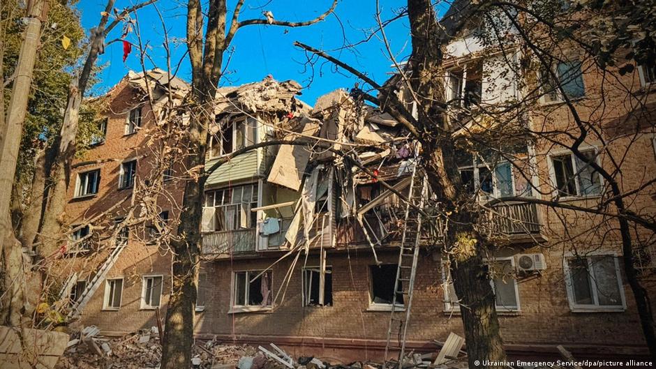 Ракета попала по пятиэтажке в украинских Прилуках: 14 человек погибли, 50 получили ранения