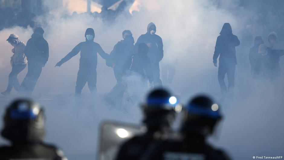 France suspends use of stun grenades against protesters