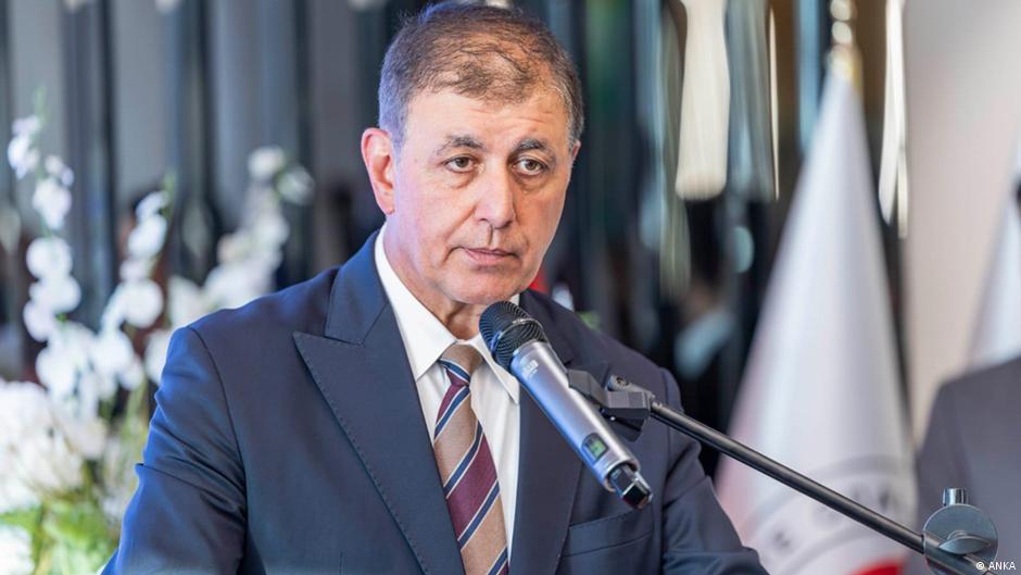 İzmir: AKP'ye katılan Cemil Tugay kimdir?