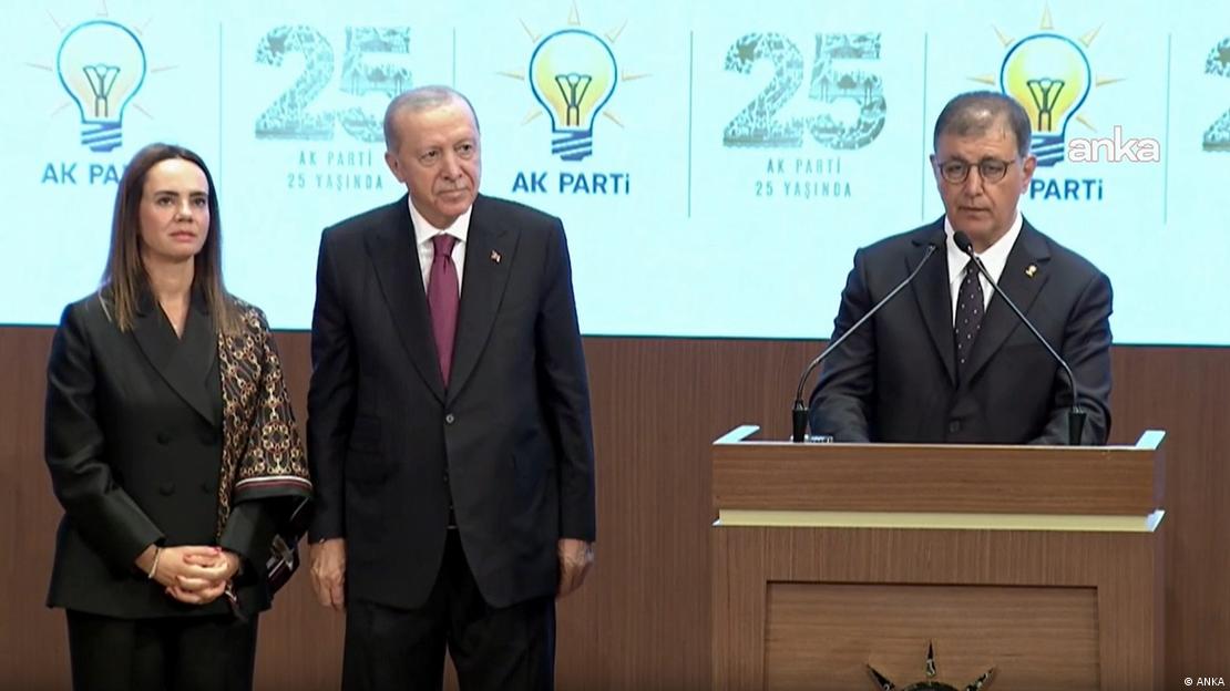 AKP'ye katılan İzmir Büyükşehir Belediye Başkanı Cemil Tugay Cumhurbaşkanı Recep Tayyip Erdoğan eşliğinde kürsüde konuşma yaparken.