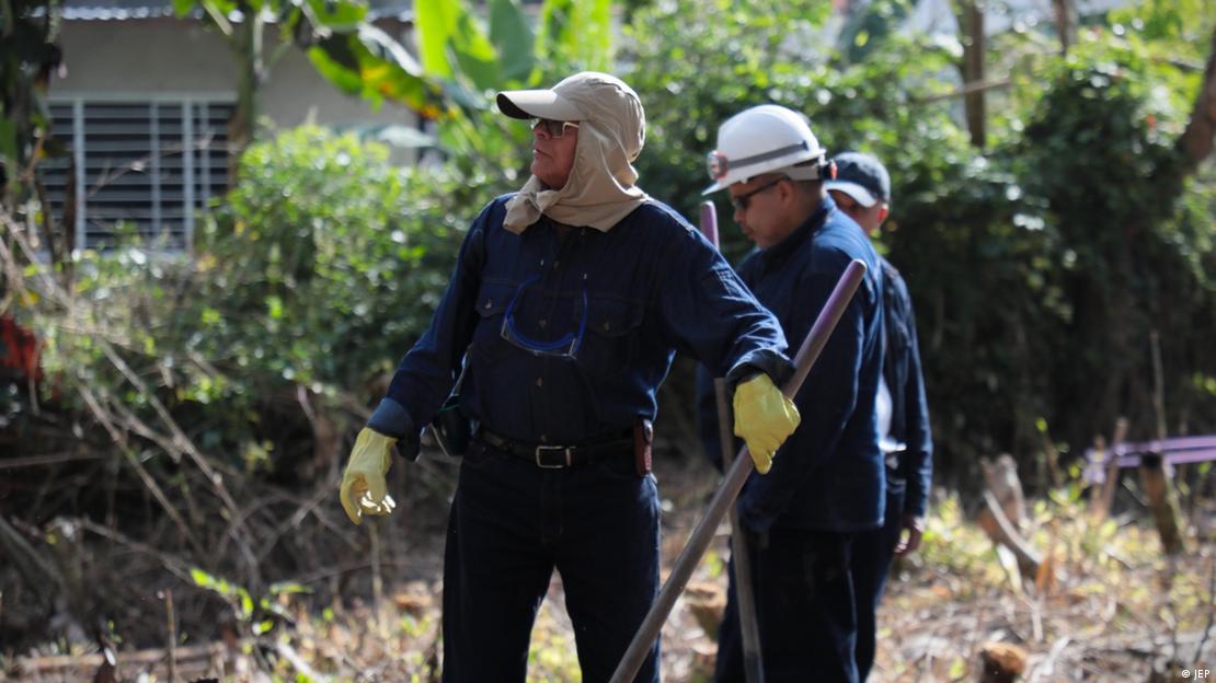 Rodrigo Granda, exmiembro del Secretariado de las FARC-EP, recuperando cuerpos de personas no identificadas en el Cementerio San Antonio de Padua de Pitalito, en Huila, como parte del cumplimiento del inicio de sus sanciones.
