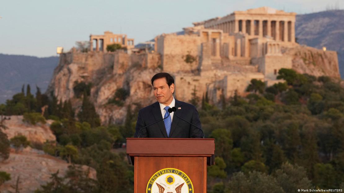 ABD Dışişleri Bakanı Marco Rubio, Yunanistan'ın başkenti Atina'da Akropolis yakınındaki Pnüka tepesinde kürsüden konuşma yaparken.