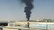 Columna de humo sobre la terminal de almacenamiento de combustible del aeropuerto Rey Jalid. (Archivo).