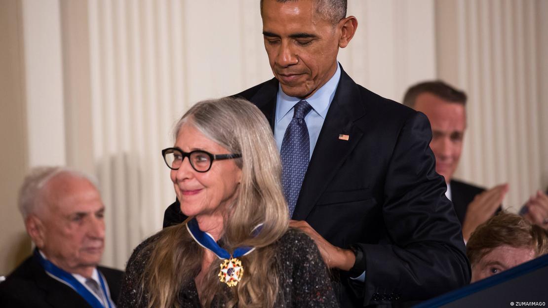 El presidente estadounidense Barack Obama coloca la Medalla Presidencial de la Libertad a Margaret Hamilton en 2016. El presidente estadounidense Barack Obama coloca la Medalla Presidencial de la Libertad a Margaret Hamilton en 2016.