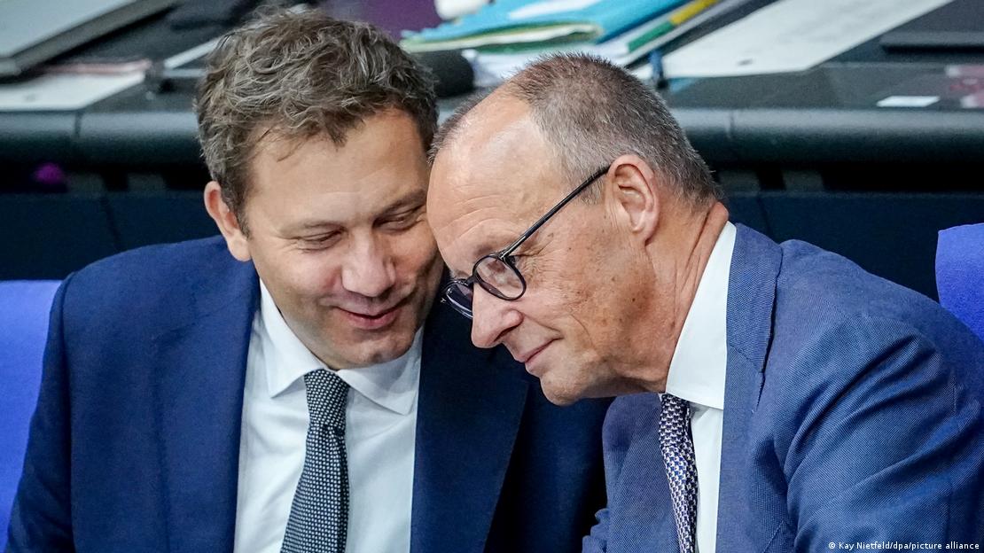 SPD Eş Genel Başkanı Lars Klingbeil ve Başbakan Friedrich Merz, sohbet ediyor