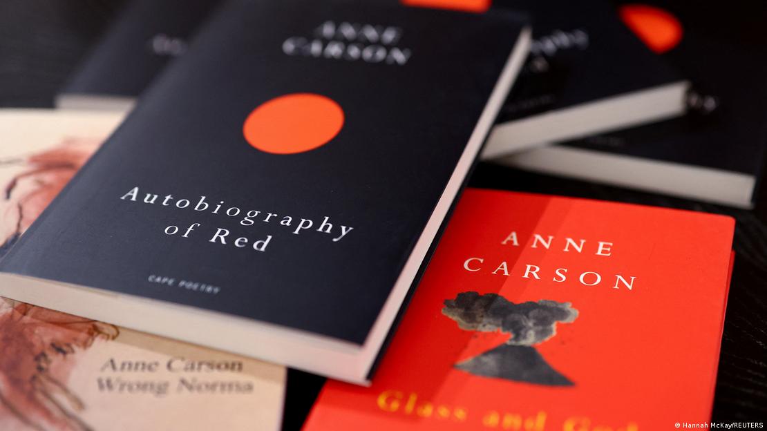 Tapas de las obras de Anne Carson "Autobiografía en rojo" y otras, en inglés. Tapas de las obras de Anne Carson "Autobiografía en rojo" y otras, en inglés.