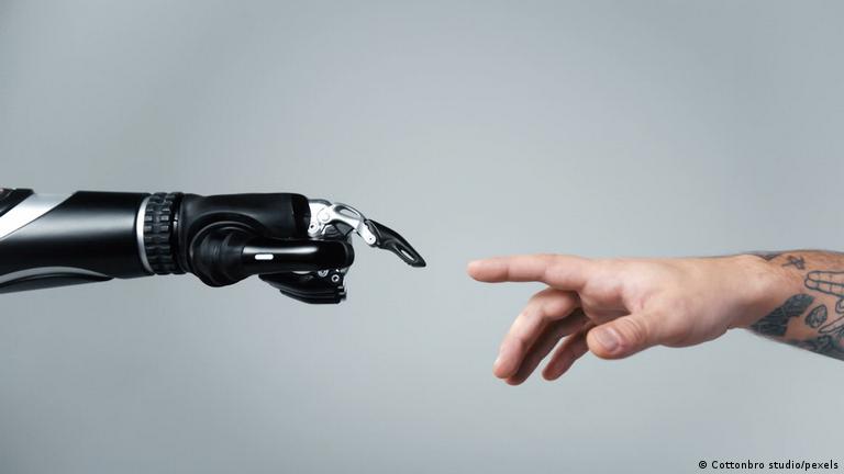 Birbirlerine dokunmak için yaklaşan bir robot eli ve bir insan eli Birbirlerine dokunmak için yaklaşan bir robot eli ve bir insan eli