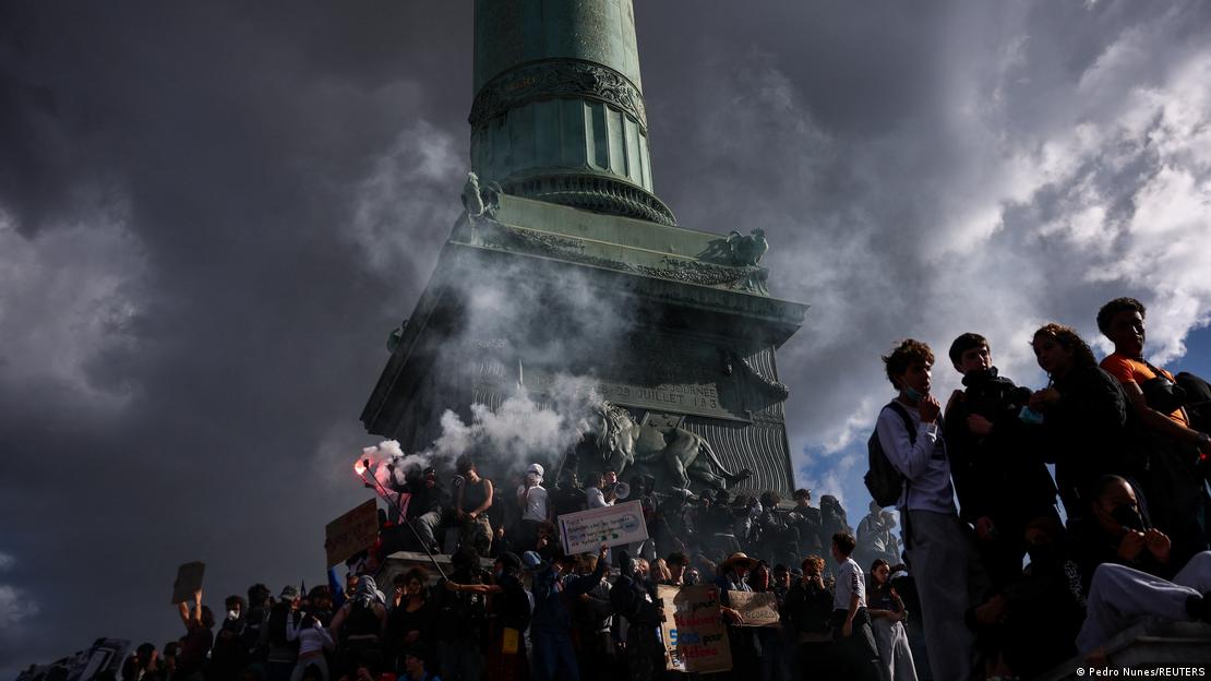 Los estudiantes subieron y quemaron bengalas en la "colonne de Juillet", el monumento de la Place de la Bastille, que conmemora la Revolución de 1830. (08.10.2026)