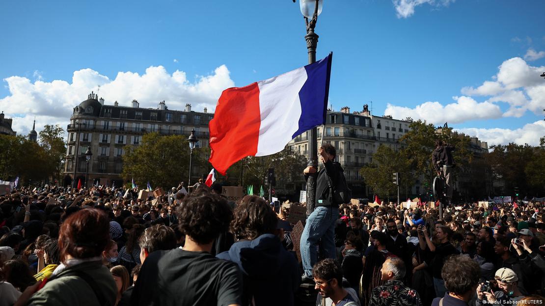 Estudantes com bandeira da França