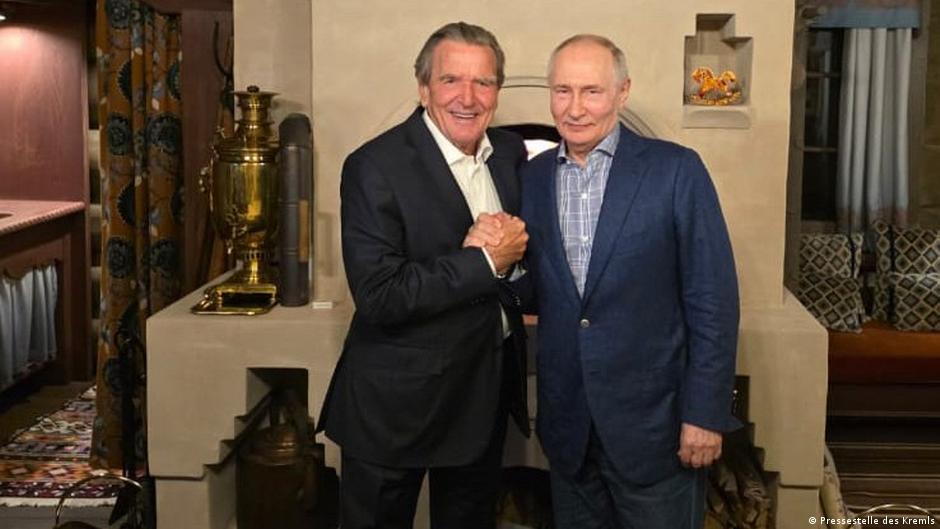 Президент РФ Владимир Путин отпраздновал свой день рождения в компании с экс-канцлером ФРГ Герхардом Шрёдером