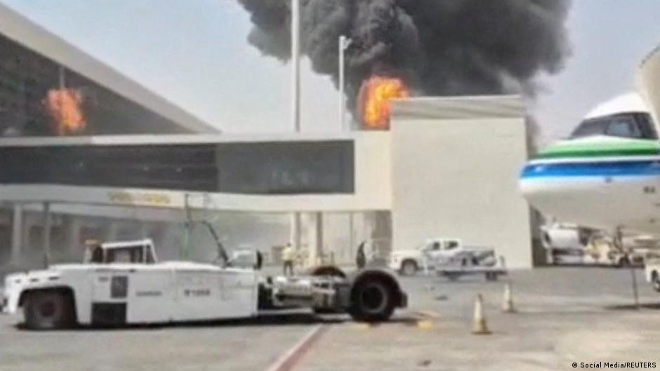 Autoridades saudíes informan de tres muertos en ataques al aeropuerto de Riad reivindicados por los rebeldes hutíes