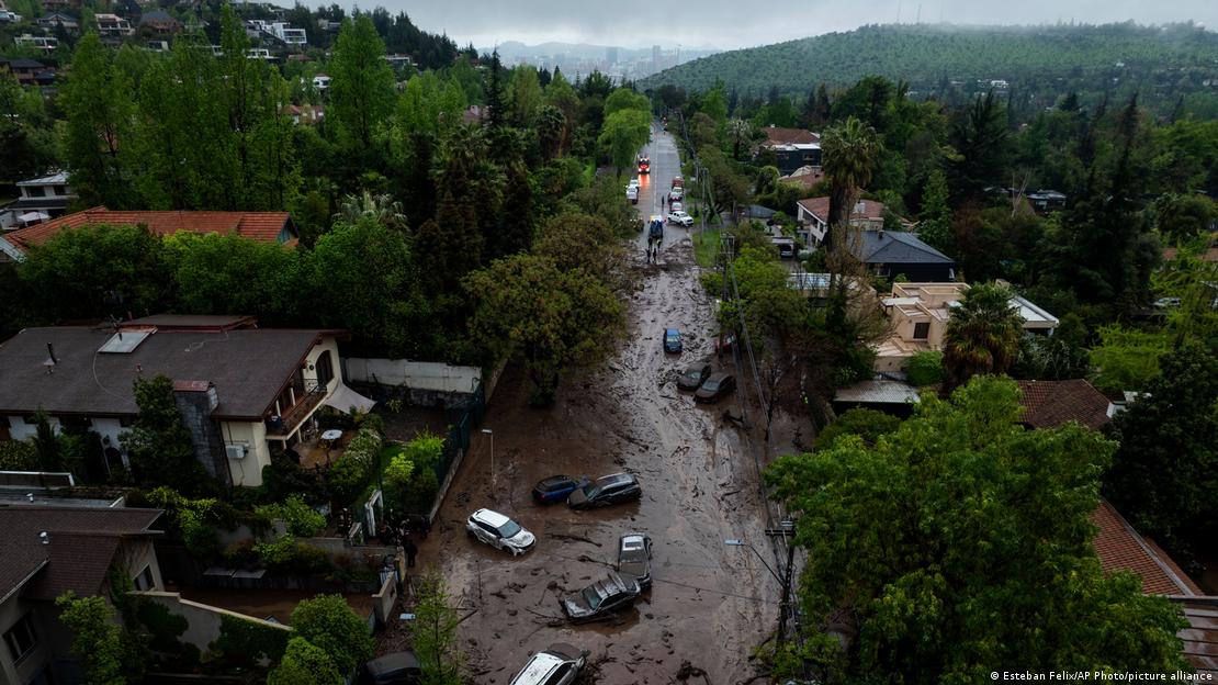 Una toma aérea muestra vehiculos que fueron arrastrados por el torrente de lodo y piedras en una de las calles afectadas de Las Condes, en Santiago de Chile. (08.10.2026) Una toma aérea muestra vehiculos que fueron arrastrados por el torrente de lodo y piedras en una de las calles afectadas de Las Condes, en Santiago de Chile. (08.10.2026)