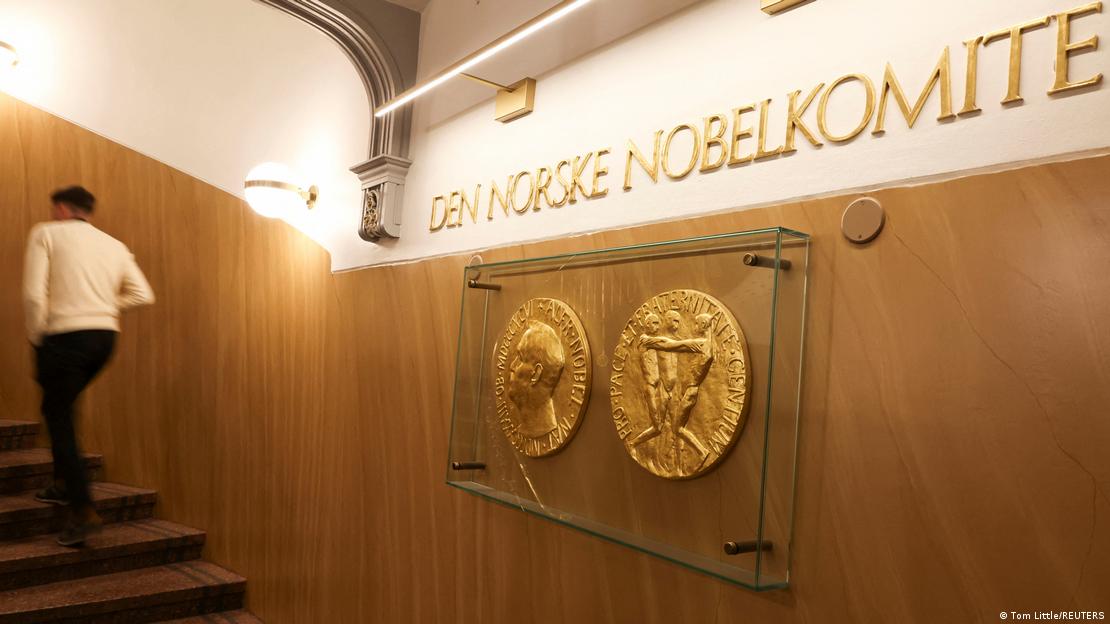 Una réplica de la medalla del Premio Nobel de la Paz enmarcada sobre una pared en el Instituto Nobel de Oslo. Una réplica de la medalla del Premio Nobel de la Paz enmarcada sobre una pared en el Instituto Nobel de Oslo.