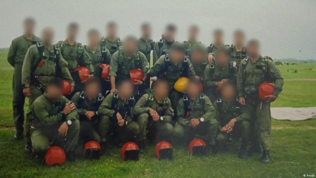 Un grupo de hombres con uniformes verdes y cascos rojos posan para una foto. El entrenamiento de Omid incluyó cursos de paracaidismo.Imagen: Privat