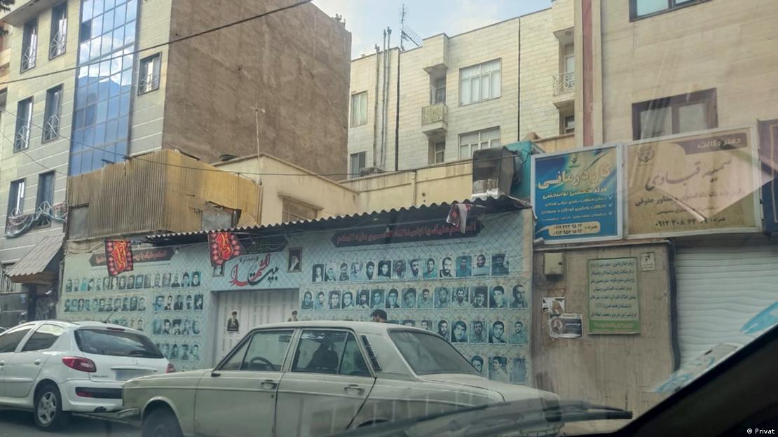 Fachada con imágenes de personas en una calle de Irán. Según la información que recibió DW, los hombres se reunían en este lugar de oración de la calle Pilgush.Imagen: Privat