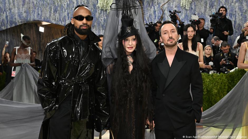 Saint Laurent anuncia que su director creativo Anthony Vaccarello se retira de la firma