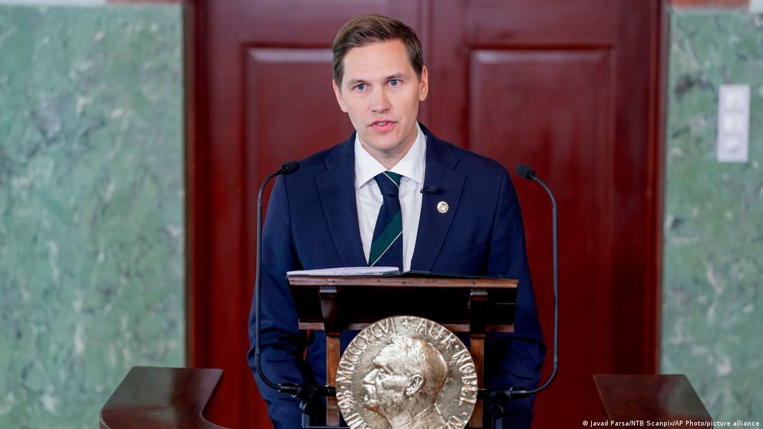 Jørgen Watne Frydnes, presidente del Comité Noruego del Nobel, anuncia en Oslo el Premio Nobel de la Paz para Navi Pillay. (9.10.2026). Jørgen Watne Frydnes, presidente del Comité Noruego del Nobel, anuncia en Oslo el Premio Nobel de la Paz para Navi Pillay. (9.10.2026).