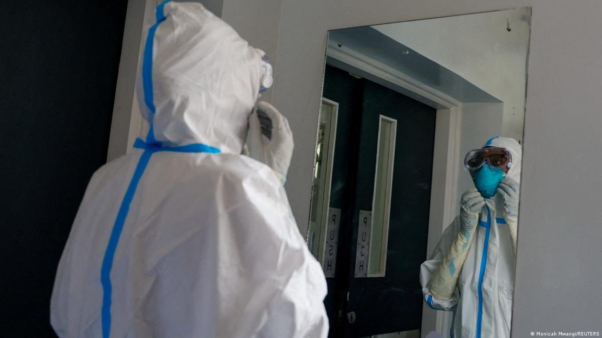 Kenya bir ölüm və ikinci Ebola hadisəsi bildirdikdən sonra yüksək hazır vəziyyətdədir Şəkil: Monicah Mwangi/REUTERS